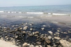 آلودگی 2 کیلومتری ساحل سیراف به لکه‌های نفتی