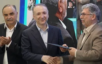همزمان با تلاوق قرآن از تلاشگران صنعت در پتروشیمی بوشهر تقدیر شد