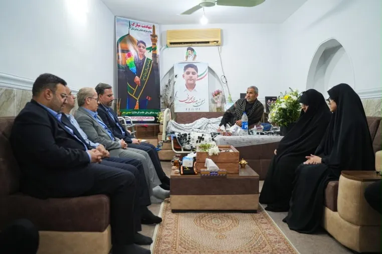 مدیرعامل پازارگاد با خانواده شهدای اخیر شهرستان دیّر دیدار کرد