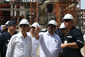 معاون وزیر نفت از پایداری کارکنان در جنگ تحمیلی سوم قدردانی کرد.