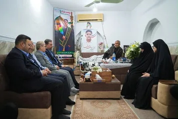 مدیرعامل پازارگاد با خانواده شهدای اخیر شهرستان دیّر دیدار کرد