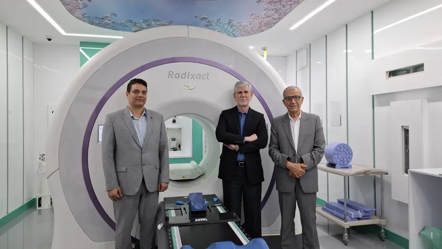 بازدید دکتر فضل‌الله رضایی و جمعی از پزشکان از دستگاه توموگرافی مؤسسه کنسر دکتر رضایی